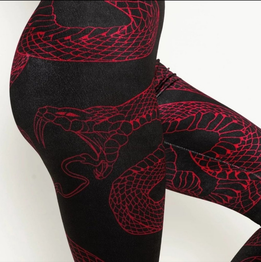 Venomous Velvet HW Leggings